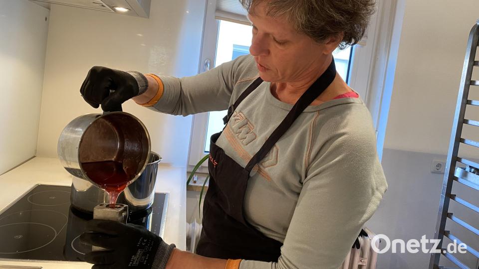 Flüssiger Isomalt-Zucker wird in die Formen gegossen. Bild: sbö