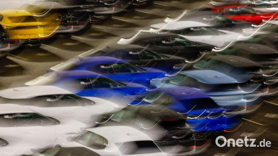 Ford-Werk in Köln: Neue Elektroautos stehen abholbereit auf dem Gelände. Bild: Thomas Banneyer/dpa