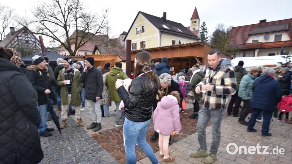 Weihnachtmarkttreiben vor der Kulisse der Pfarrkirche St. Vitus. Bild: no