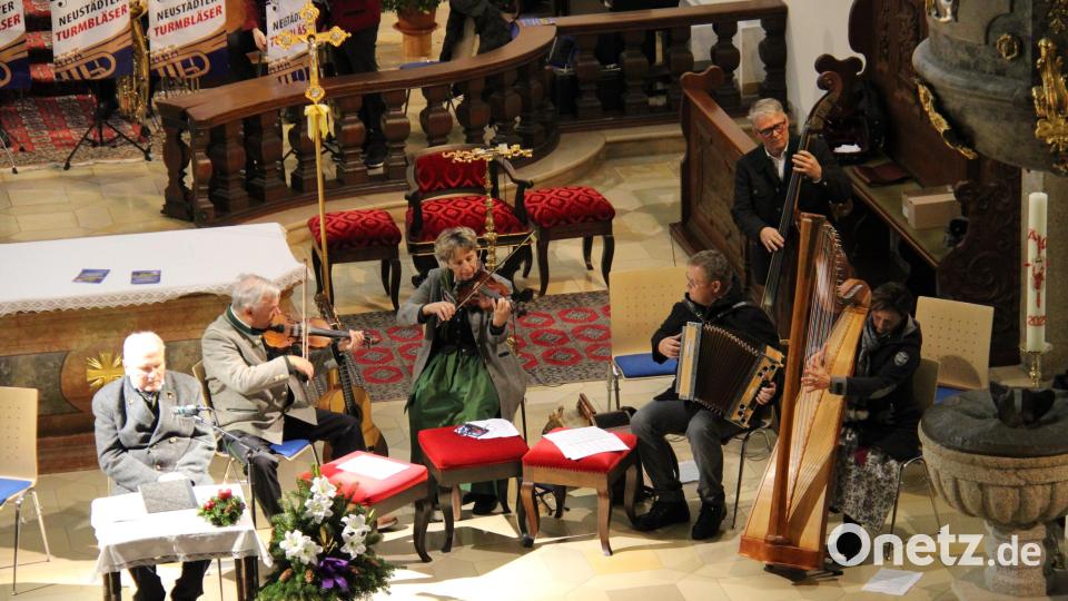 Mit beschwingten Landlern und Walzern brachte die "Pongauer Geigenmusi" alpenländische Musik in die Stadtpfarrkirche St. Georg. Für das musikalische Programm des Alpenländischen Adventsingens zeichnete Peter Windhofer (Zweiter von links) verantwortlich. Bild: Hans Prem