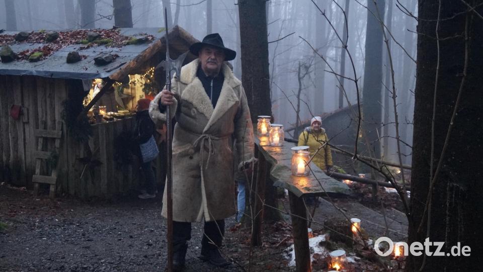 Der Rufer lud mit seinem Glöckchen zur Herbergssuche ein. Bild: wel