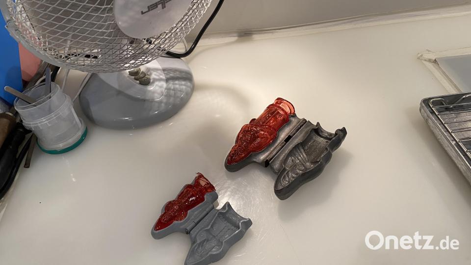 Neben dem Ventilator härten die Nikolaus-Figuren aus. Bild: sbö