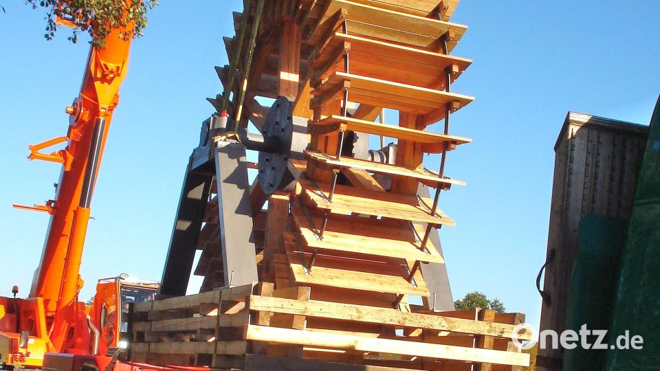 Rückbild auf den Transport des restaurierten Mühlrads. Auch diese Geschichte wird im neuen &quot;Stadtturm&quot; erzählt. Bild: Archiv Stadtturm
