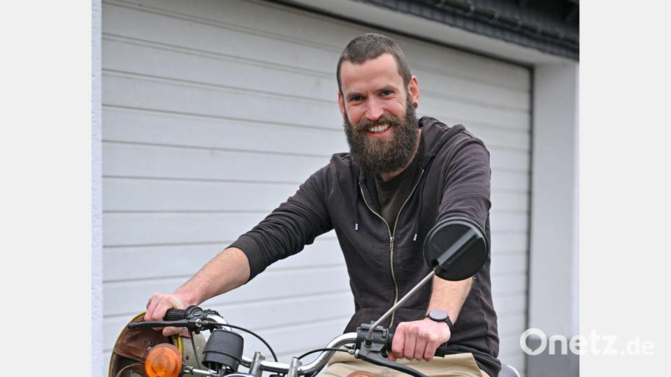 Jan Hofmann auf seinem Simson-Moped. Bild: Martin Schutt/dpa