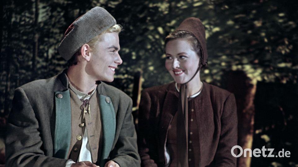 Moik in der Figur des Köhlers Peter Munk und Hanna Rucker als Lisbeth. Bild: Kilian Klawikowski/DEFA-Stiftung/dpa