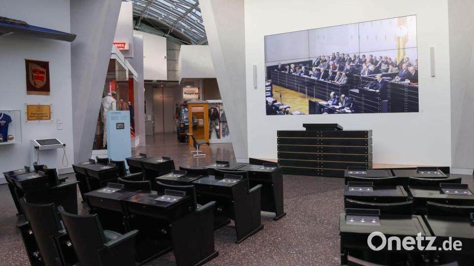 Ein besonderes Highlight in der neuen Ausstellung sind die Möglichkeiten, Geschichte zu erleben - etwa Abstimmungen im Original-Bundestagsgestühl. Bild: Oliver Berg/dpa