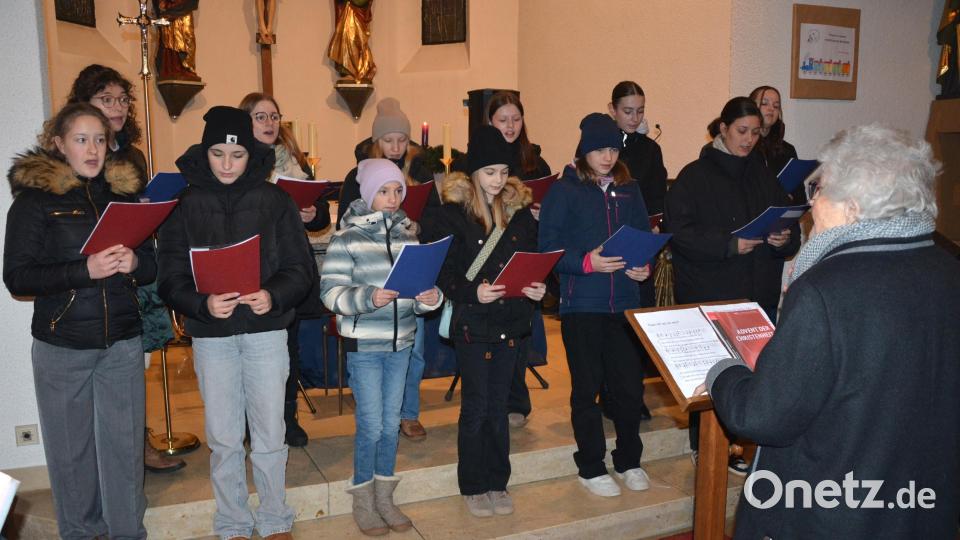 Der Kinderchor Wiesau unter der Leitung von Christa Holm bot drei Lieder zur Adventszeit dar. Bild: jr