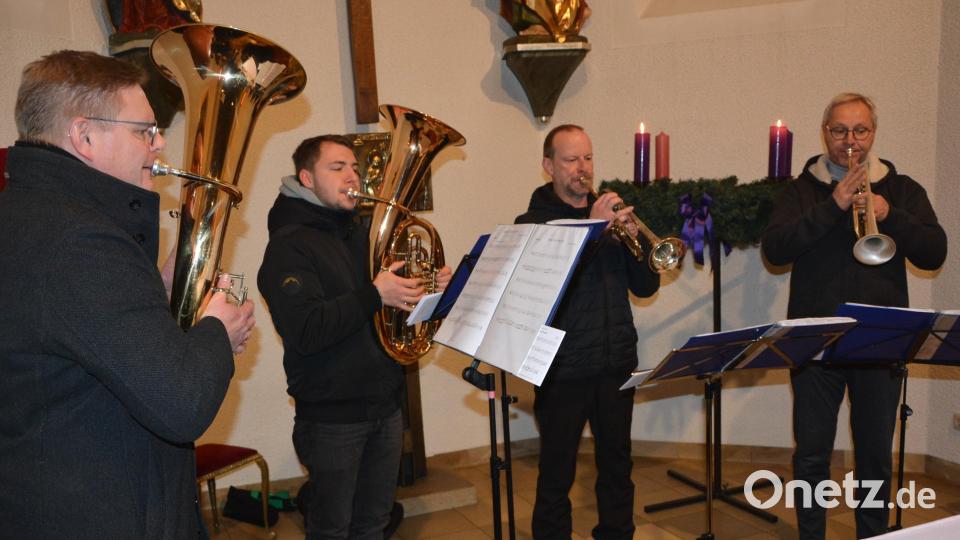 Die Waldsassener Blechbläser unter der Leitung von Armin Scharnagl (rechts). Bild: jr