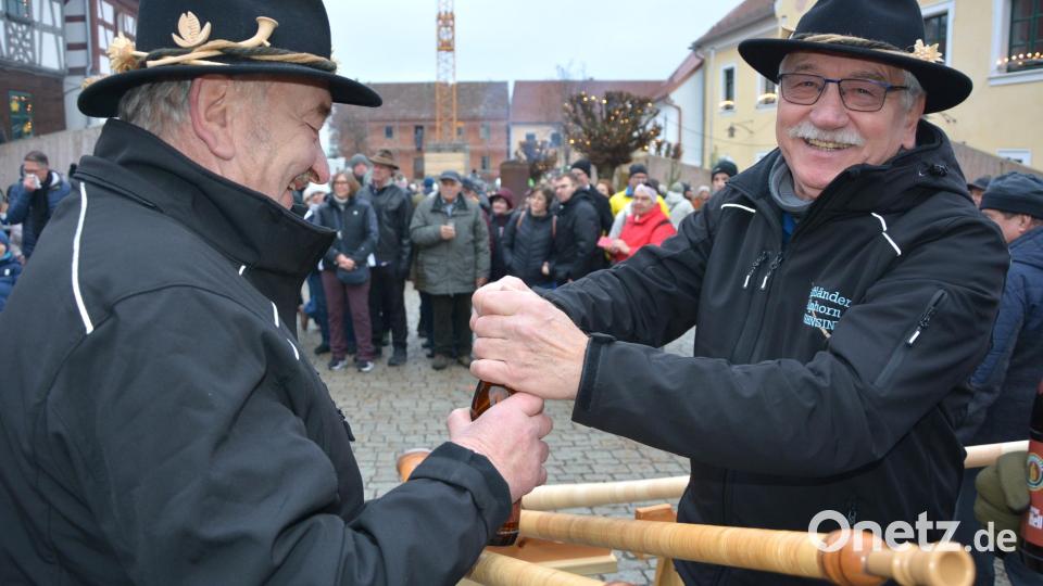 Musik spielen macht Durst, zeigen diese beiden Musikanten. Bild: jr