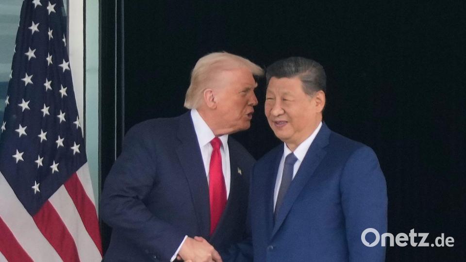 Chinas Präsident Xi und US-Präsident Trump hatten in Südkorea ein persönliches Treffen. (Archivbild) Bild: Mark Schiefelbein/AP/dpa