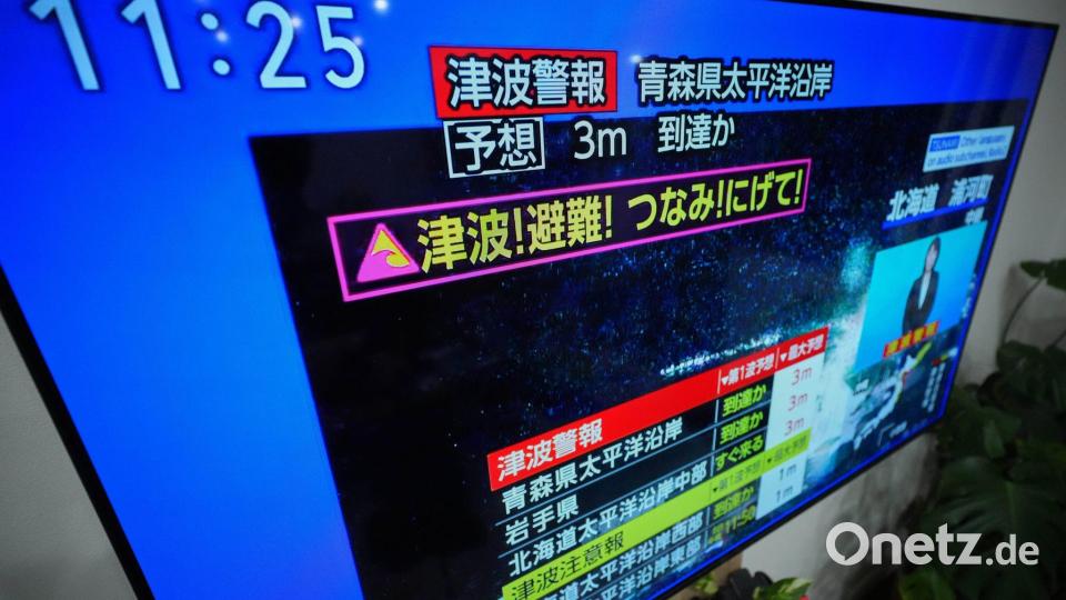 Landesweit wurde die Tsunami-Warnung per Fernsehen verbreitet. Bild: Eugene Hoshiko/AP/dpa