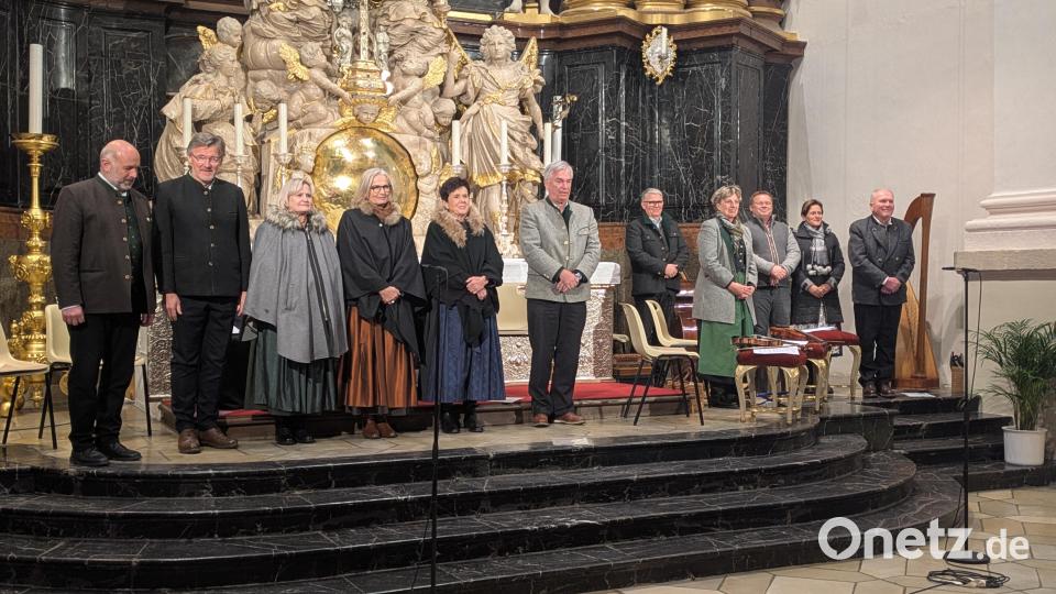 Alle Mitwirkenden des Konzerts am Zweiten Adventssonntag beim Schlussapplaus. Bild: Paul Zrenner