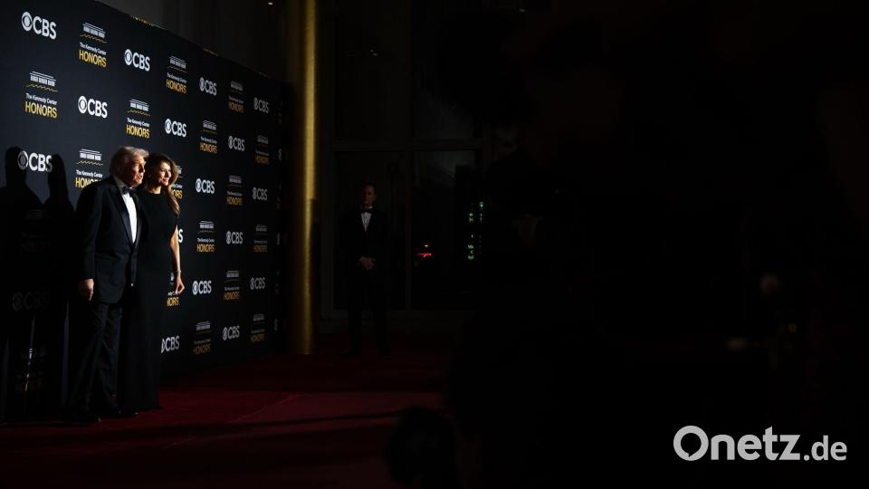 US-Präsident Donald Trump und First Lady Melania Trump schreiten über den roten Teppich vor den 48. Kennedy Center Honors im John F. Kennedy Center for the Performing Arts in Washington. Bild: Julia Demaree Nikhinson/AP/dpa
