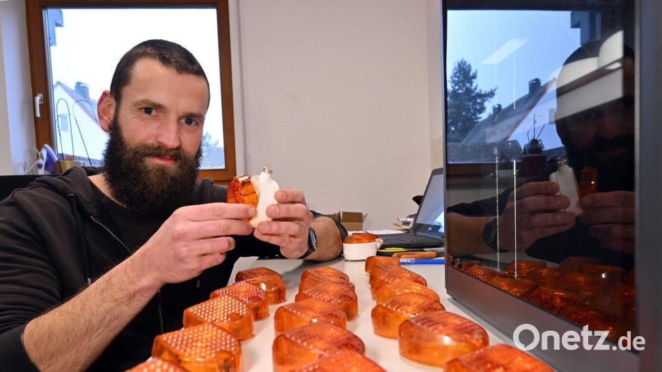 Jan Hofmann montiert Weihnachtsbaumkugeln aus Simson-Blinkern. Bild: Martin Schutt/dpa