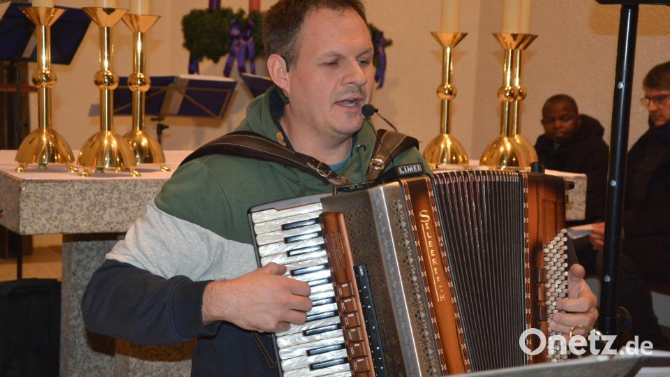 Simon Strohmaier brachte mit seinem Akkordeon die alpenländische Weihnacht nach Steinmühle. Bild: jr