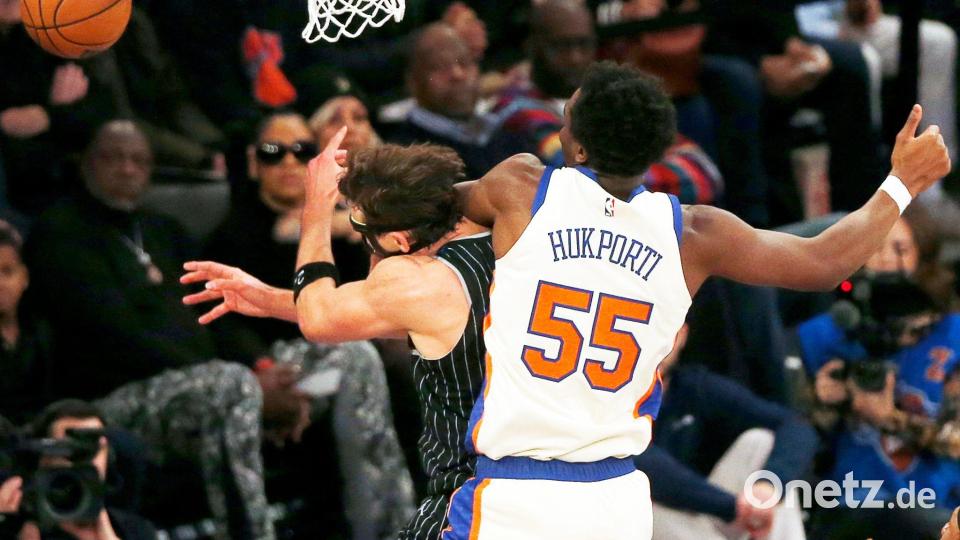 New York Knicks Center Ariel Hukporti (r) foult Orlando Magic Forward Franz Wagner unter dem Korb. Bild: John Munson/AP/dpa