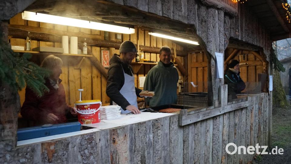 Für die Pascherwürste werden die Würste gerade gegrillt. Bild: wel