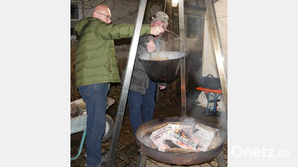 Franz Sellner (links) und Werner Bielesch kümmerten sich um die Gulaschsuppe der Soldaten- und Reservistenkameradschaft, welche über offenem Feuer stets warm gehalten werden musste. Bild: no