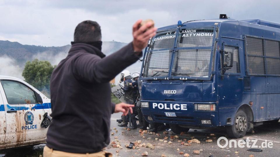 Ein Landwirt wirft bei Bauernprotesten in Griechenland Steine auf die Polizei. Bild: Giannis Angelakis/AP/dpa