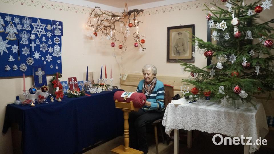 Eine gemütliche Stube mit wertvollen Klöppelarbeiten. Bild: wel