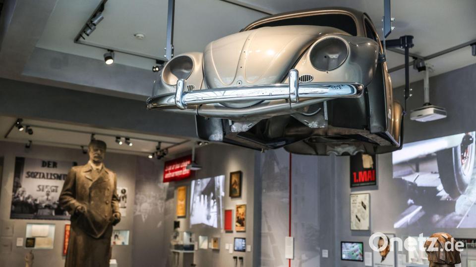 Stalin blickt in Richtung eines VW-Käfers - die Geschichte von BRD und DDR wird parallel erzählt. Bild: Oliver Berg/dpa