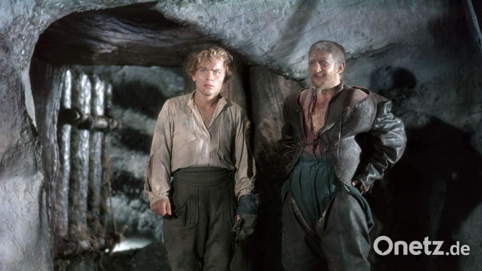 Die Schauspieler Lutz Moik (l) in der Figur des Köhlers Peter Munk und Erwin Geschonnek als Holländer-Michel in der Märchen-Verfilmung „Das kalte Herz“. Bild: Kilian, Klawikowski/DEFA-Stiftung/dpa