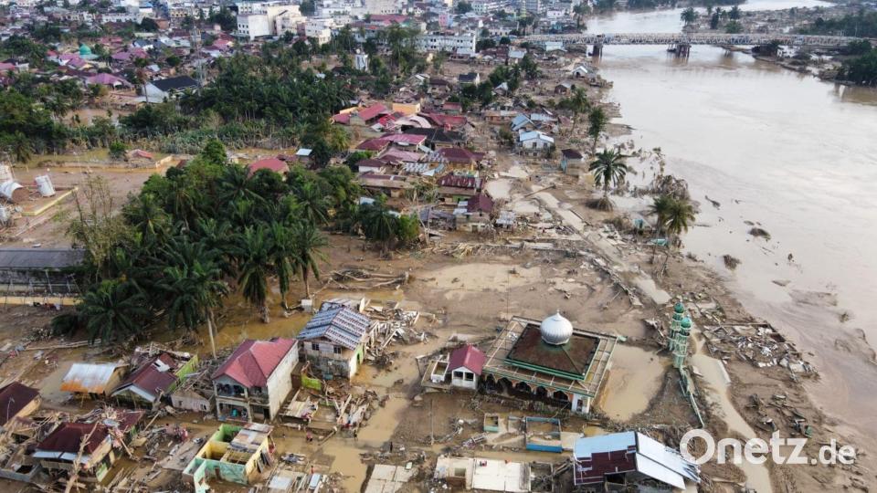 Immer mehr Menschen verlieren auf Sumatra ihre Häuser, werden vermisst oder sterben in der Flutkatastrophe, die als eine der schwersten der zurückliegenden Jahre gilt. Bild: Binsar Bakkara/AP/dpa