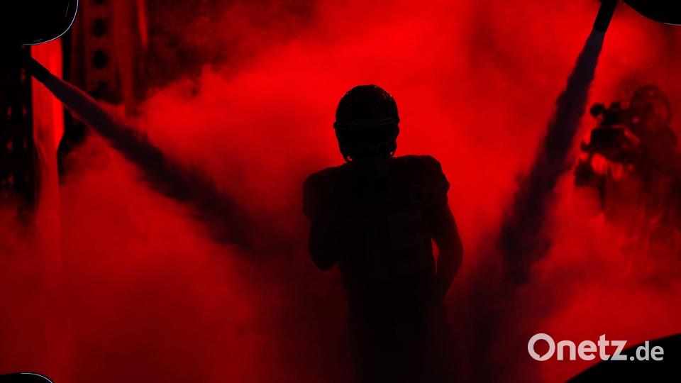 Patrick Mahomes im Rampenlicht vor dem NFL-Spiel der Kansas City Chiefs gegen Houston Texans. Bild: Charlie Riedel/AP/dpa