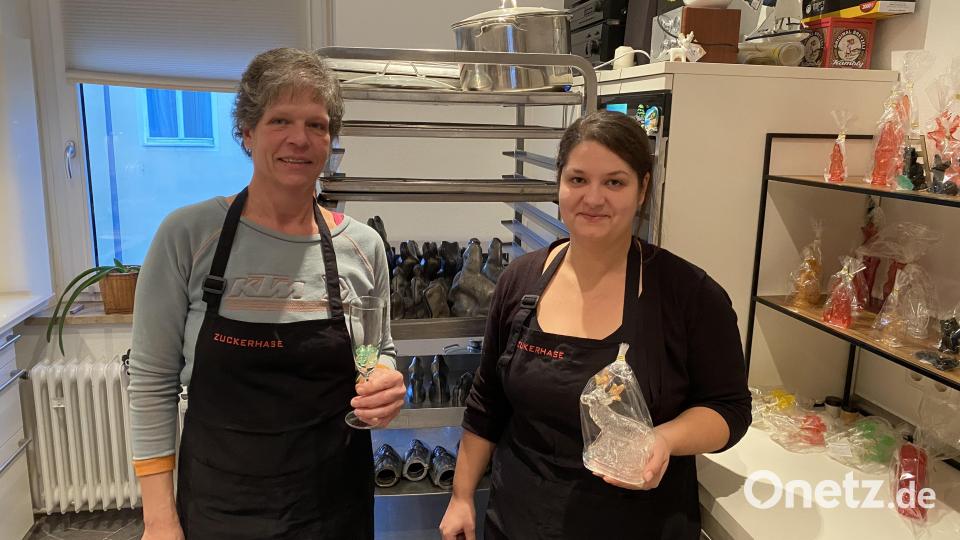 Gaby und Nina Oberem dürfen für die Produktion die Küche der Beyer-Bäckerei in Weiden nutzen. Bild: sbö