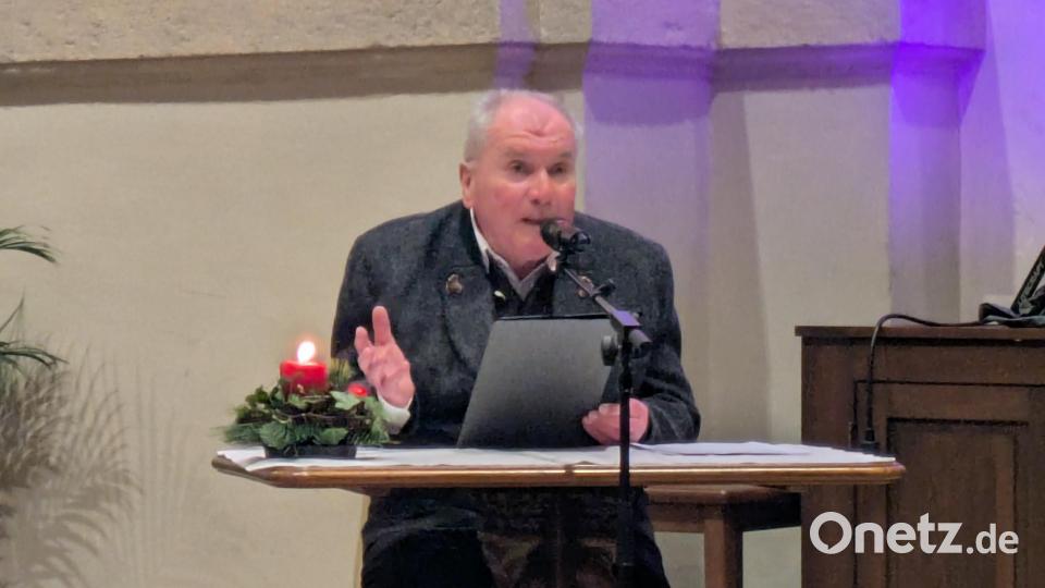 Sprecher Bertram Erhardt informierte zwischen den musikalischen Beiträgen über Adventsbräuche im Salzburger Land und trug auch heitere Geschichten vor. Bild: Paul Zrenner