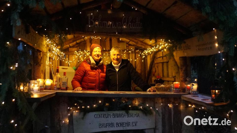 Die Mitglieder des CeBB boten Lebkuchen und Bratäpfel an. Bild: wel