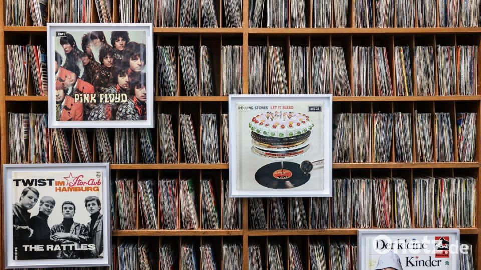 Eine Schallplatten-Theke ist ein besonderer Hingucker der Ausstellung: Besucher können selbst Musik auflegen. Bild: Oliver Berg/dpa
