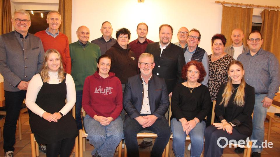Die Kandidaten der Freien Wähler Waldsassen für die anstehende Stadtratswahl. Sitzend von links, Andrea Wurm, Stefanie Siller, Johann Wurm, Carmen Zottmeier und Therese Schuller. Stehend von links MdL Martin Scharf, Wiesaus Bürgermeisterkandidat Markus Schäffler, Lothar Siller, Claus Saller, Heike Suchanek, Fabian Nerlich, Hubert Schicker, Bernhard Lux, Wolfgang Horn, Monika Grötsch, Alexander Siller und Uwe Friedrich. Bild: kro