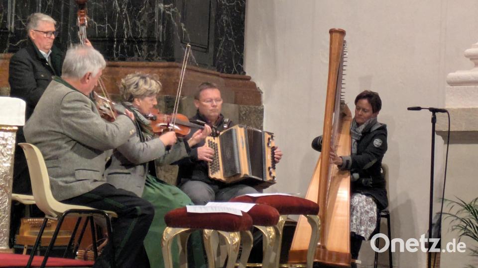 Die Pongauer Geigenmusi neben dem Hochaltar in der Basilika Waldsassen. Bild: Paul Zrenner