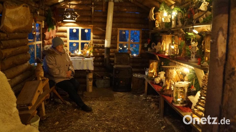 Laternen aus Holz gefertigt, spenden warmes Licht. Bild: wel