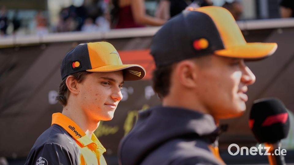 Oscar Piastri (l.) wird den Teamkollegen und Weltmeister Lando Norris 2026 schlagen wollen. Bild: Darko Bandic/AP/dpa