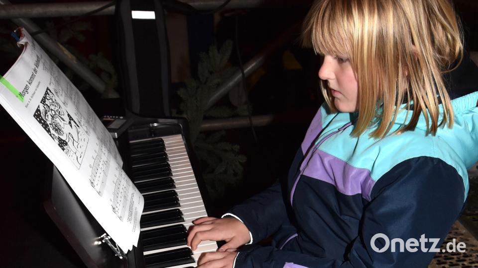 Magdalena Fuchs zeigte beim Auftritt der Gruppe "Illschwanger Klangkünstler" ihre Fähigkeiten am Klavier. Bild: no