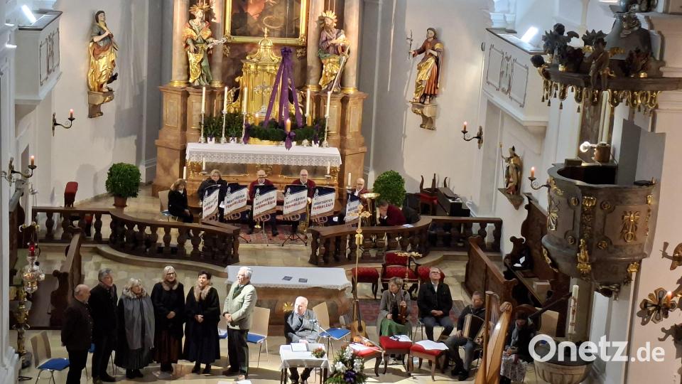 Die "Puchwieser Sänger" (stehend) stimmten zum Abschluss des Ablenländischen Adventsingen den "Andachtsjodler" an. Bild: Hans Prem