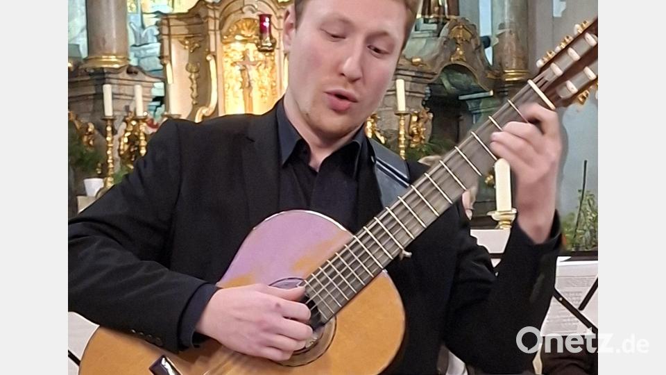 Der ehemalige Domspatz Peter Ermer zeigte bei drei Liedvorträgen und präzisem Gitarrenspiel sein Können. Bild: mas