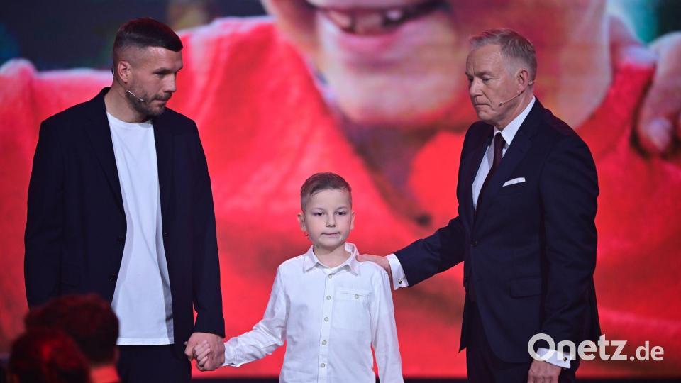 Lukas Podolski (l) kauft sich bei seinem Club ein. Bild: Sebastian Christoph Gollnow/dpa
