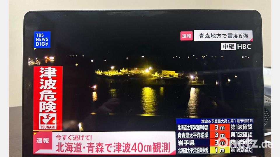 In Japan berichten die Medien fortlaufend nach der Tsunami-Warnung. Bild: Li Ziyue/XinHua/dpa