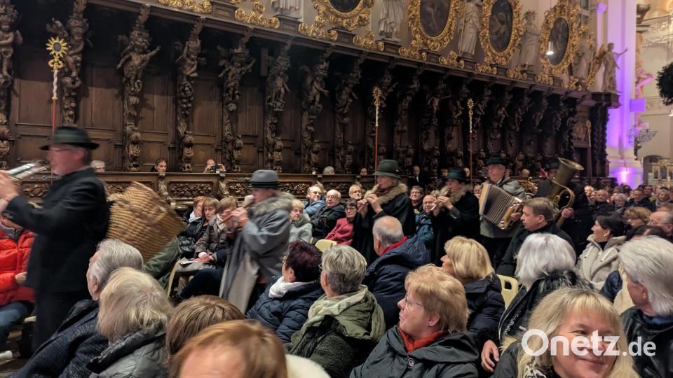Als &quot;Anglöckler&quot; zogen der Puchwieser Frauendreigesang und die Puchwieser Sänger in die Basilika ein. Bild: Paul Zrenner