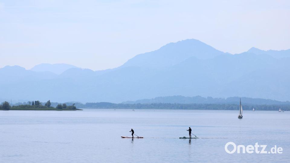 Bayerns Seen und Flüsse sind nicht nur bei Urlaubern sehr beliebt - auch zur Energiegewinnung können sie einen wichtigen Beitrag leisten. Neben der Wasserkraft bietet sich vielerorts im Land auch die sogenannte Gewässerthermie an. (Illustration) Bild: Karl-Josef Hildenbrand/dpa