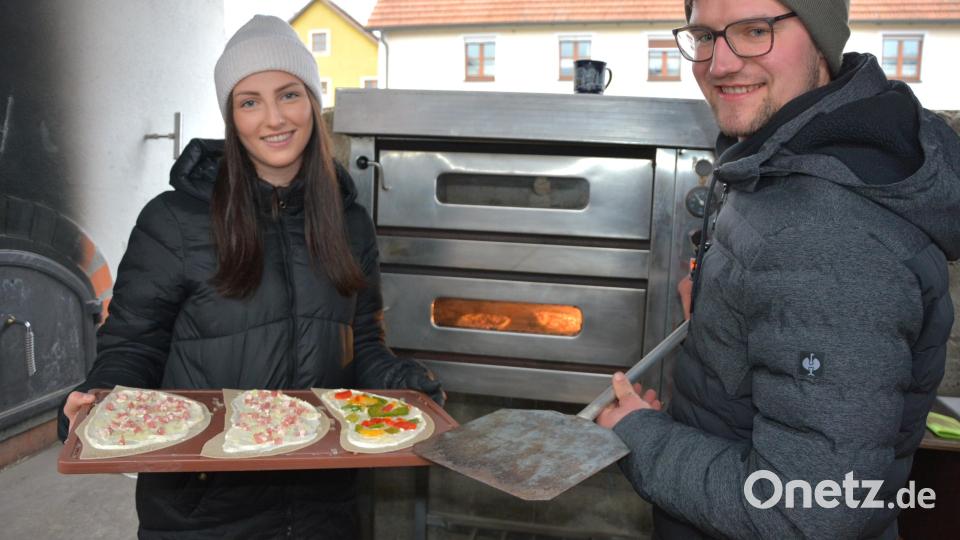 Flammkuchen, frisch zubereitet von der Landjugend. Bild: jr