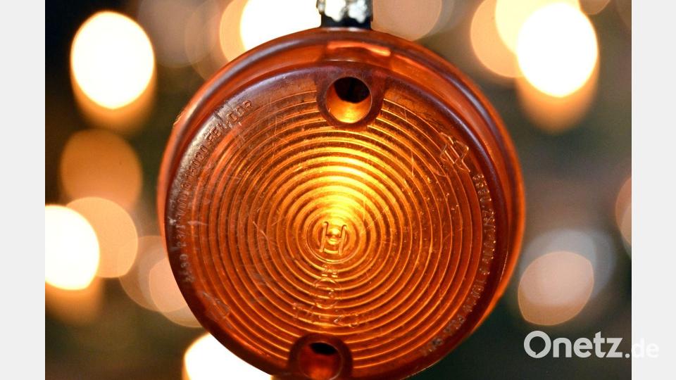 Nostalgisch: Weihnachtsbaumkugeln aus echten Blinklichtern der Kult-Mopeds von Simson. Bild: Martin Schutt/dpa