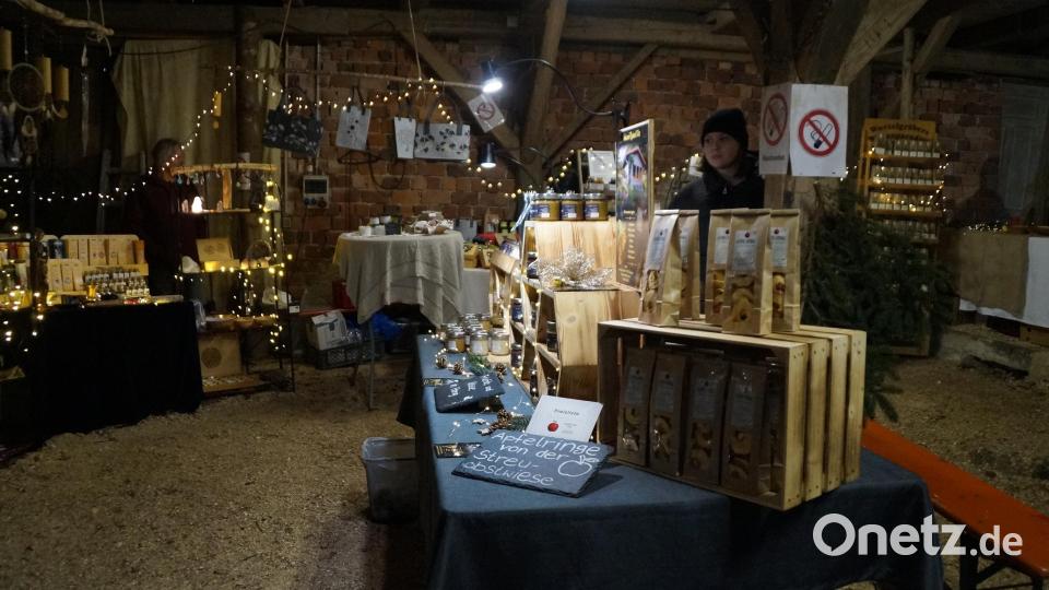 Liköre, Gewürze, gestrickte Socken und Mützen, Holzartikel und vieles mehr gab es hier. Bild: wel