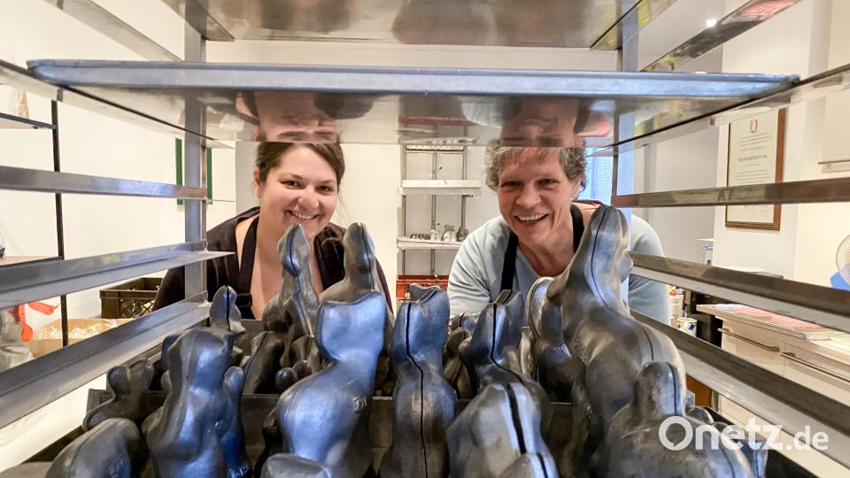 Nina und Gaby Oberem stellen die Zuckerhasen mit alten Formen aus Metall her. Bild: sbö