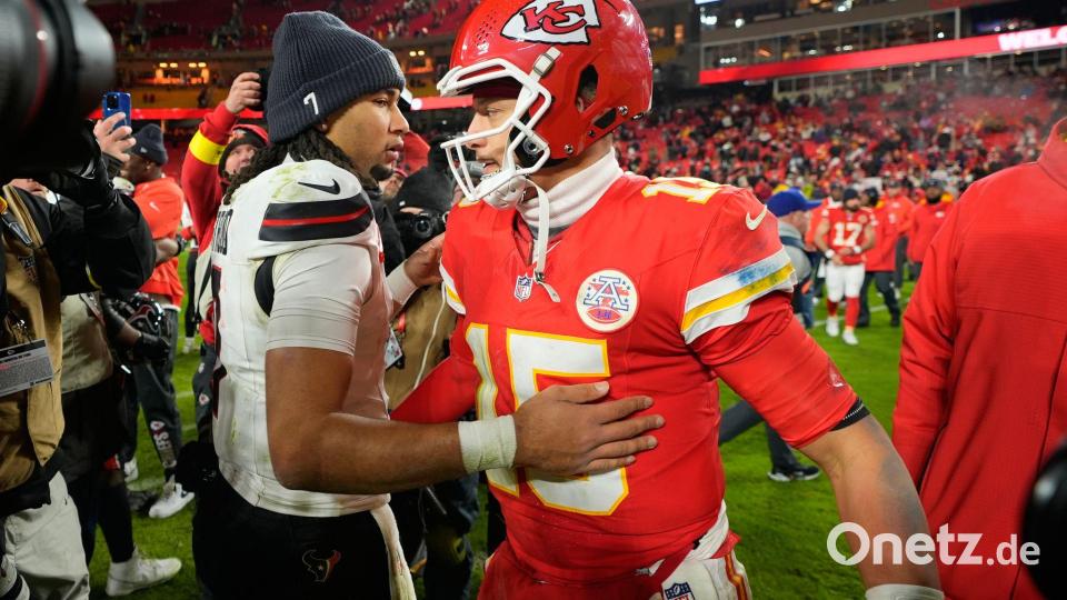 Patrick Mahomes (15) musste Houstons Quarterback C.J. Stroud zum Sieg gratulieren. Bild: Charlie Riedel/AP/dpa
