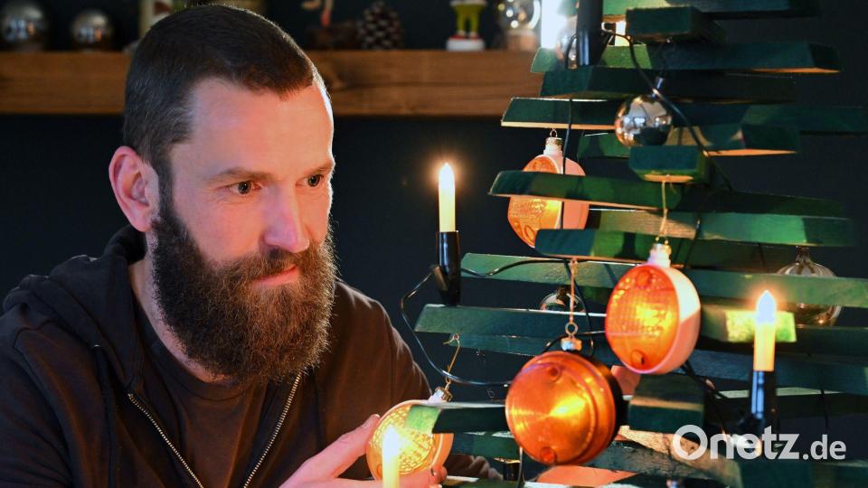 Jan Hofmann bietet seit diesem Jahr in einem Onlineshop Upcycling-Möbel aus originalen Moped-Teilen an. Bild: Martin Schutt/dpa