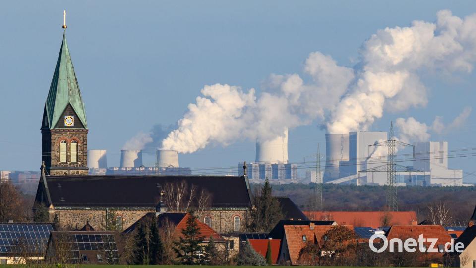 Boxberg: Zwischen Kirchturm und Schornstein – Kraftwerk und Kirche prägen das Bild im Landkreis Bautzen. Bild: Robert Michael/dpa
